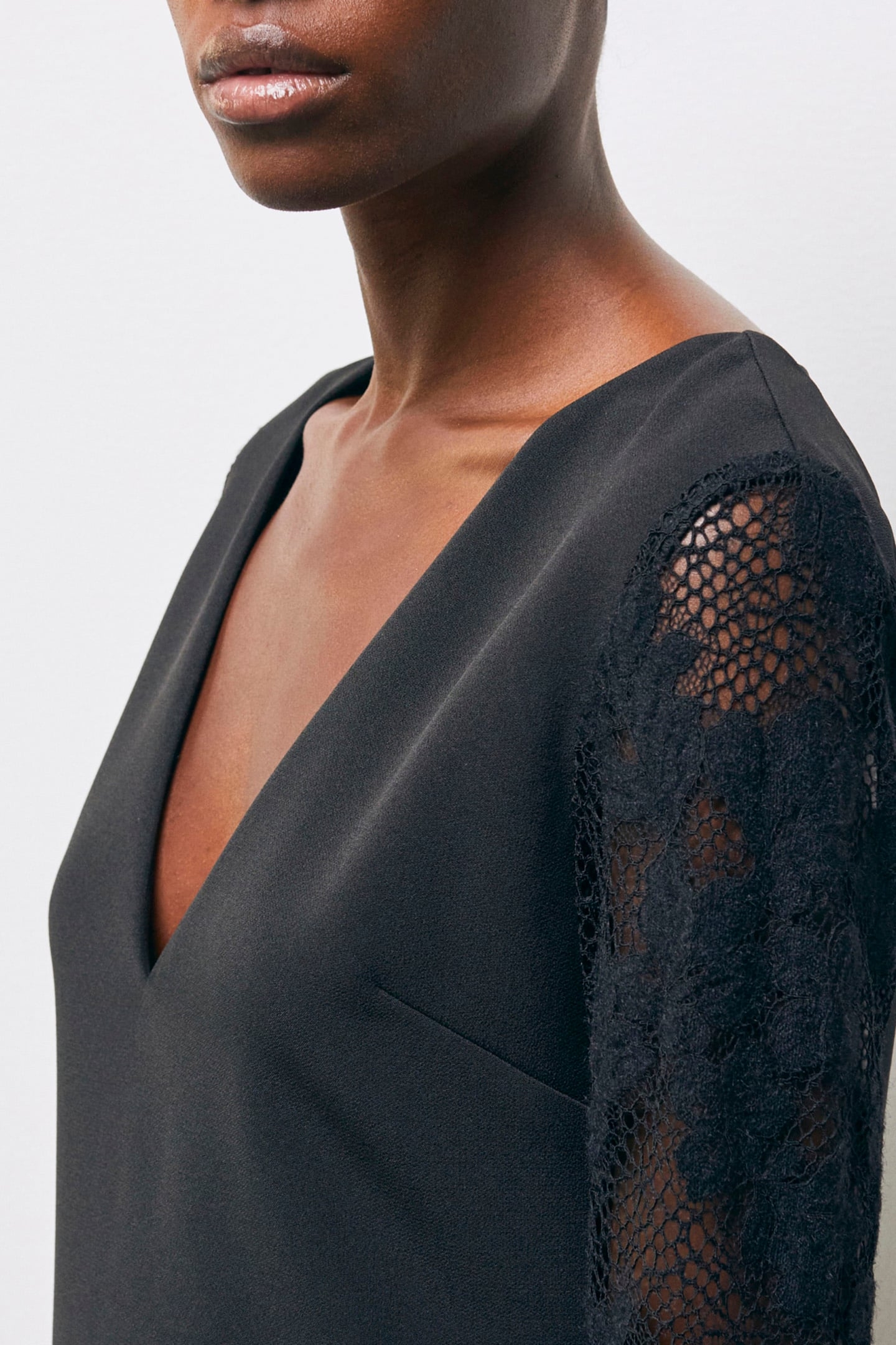 SHORT DRESS WITH LACE SLEEVE AND FRONT NECKLINE BLACK 6
