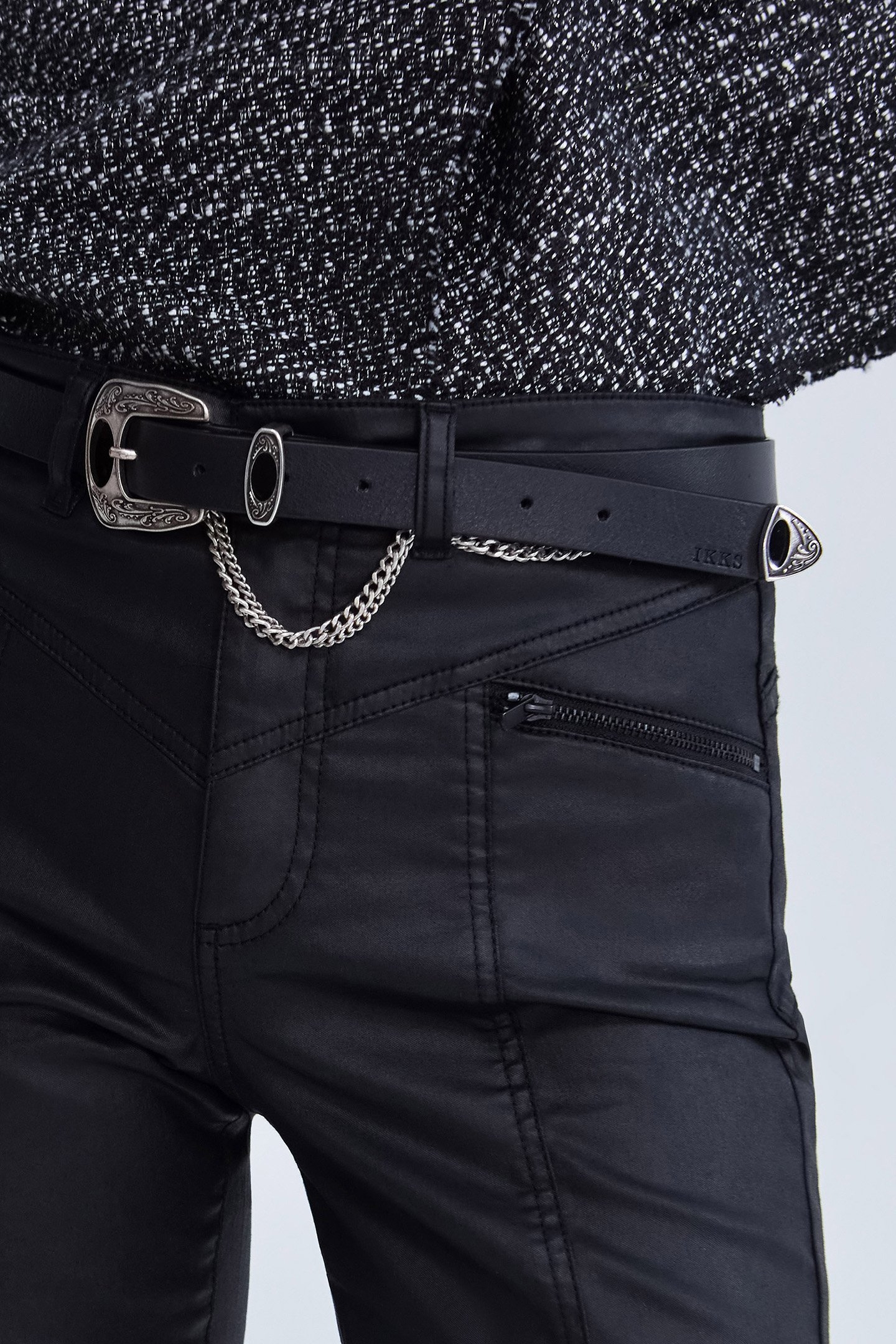 BLACK LEATHER BELT WITH ENGRAVED BUCKLE AND CHAINS BLACK 2