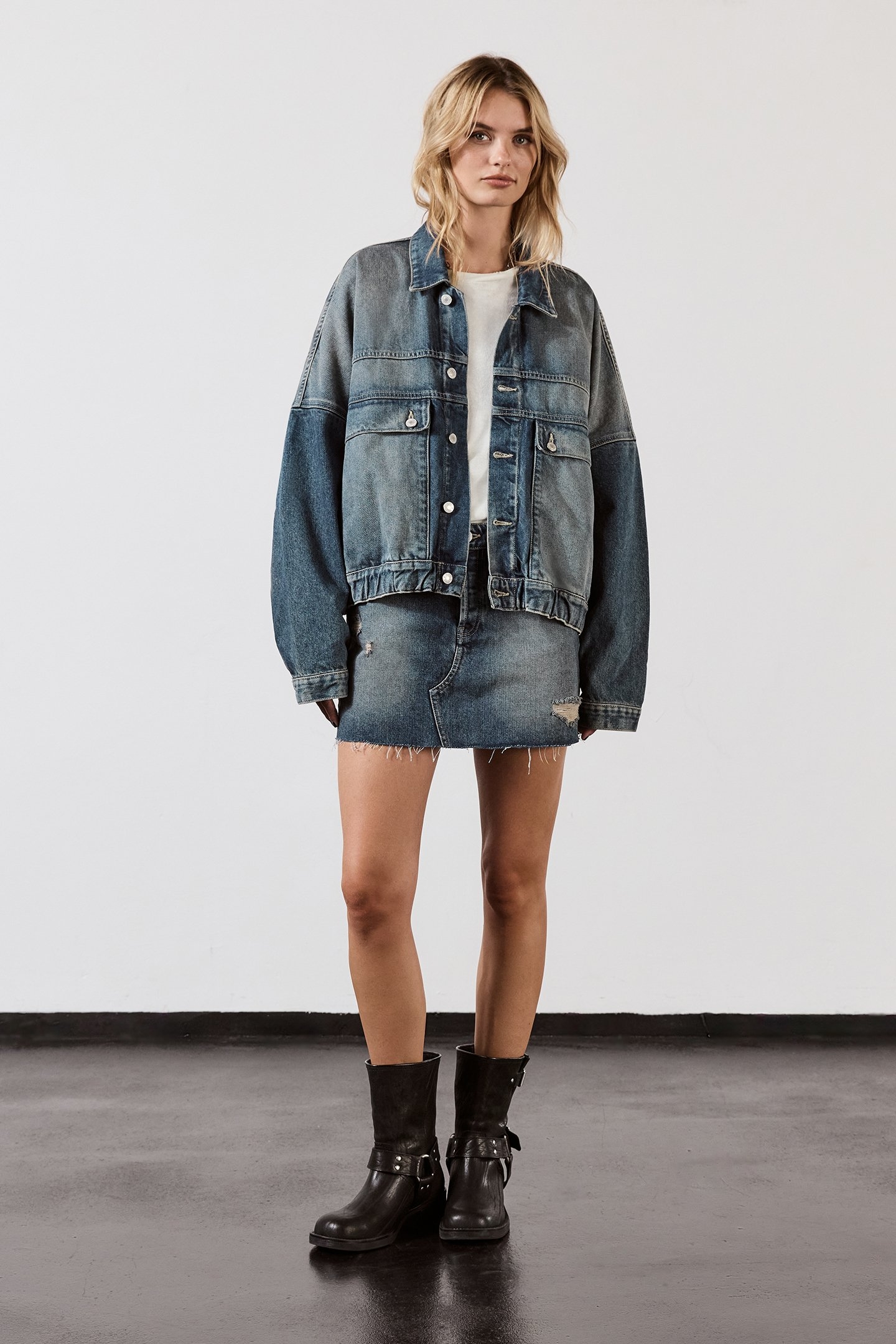 THE DARK BLUE SLIT DENIM SKIRT 1