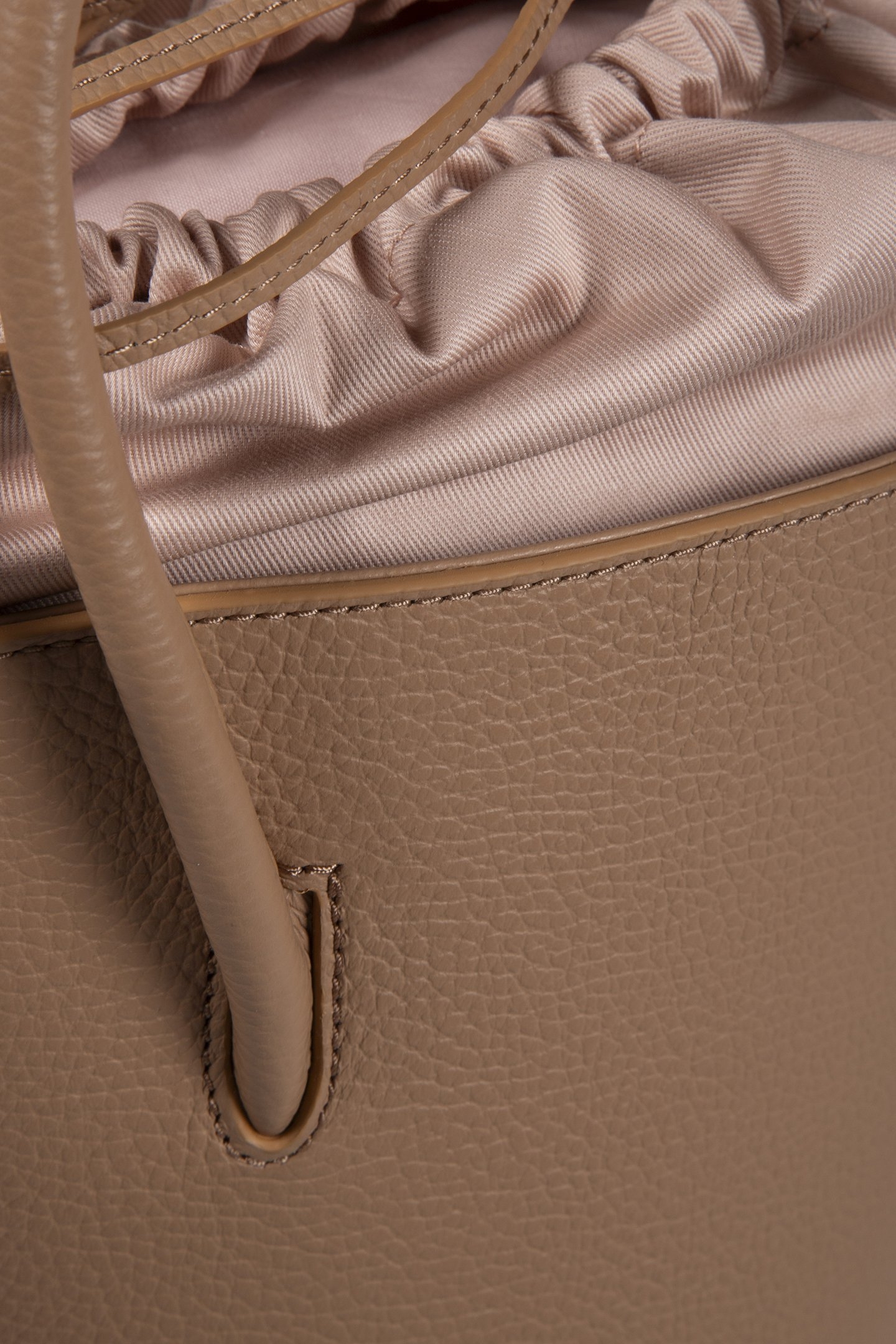 LEATHER BUCKET BAG IN BEIGE 5