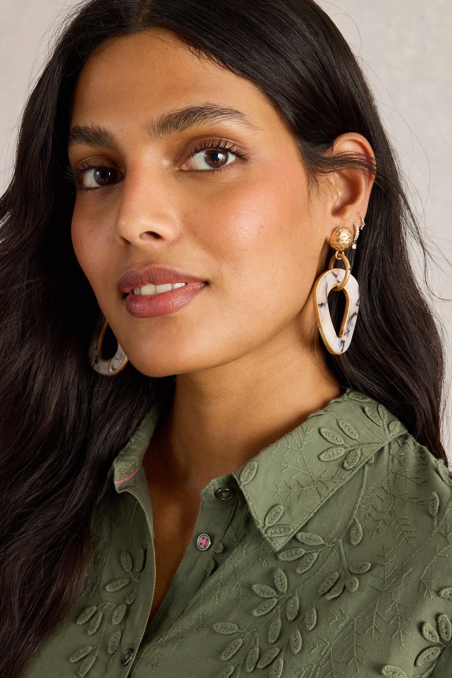 RESIN LINK DROP EARRING GOLD TONE METALLIC 3